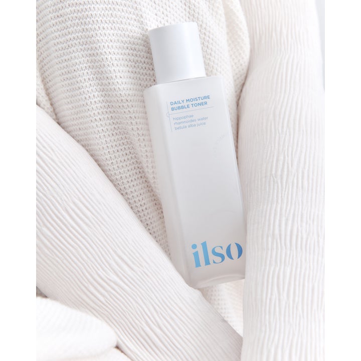 Ilso Daily Moisture Bubble Toner 150 ml fugtgivende toner i hvid frostet flaske mod hvidt tekstureret stof
