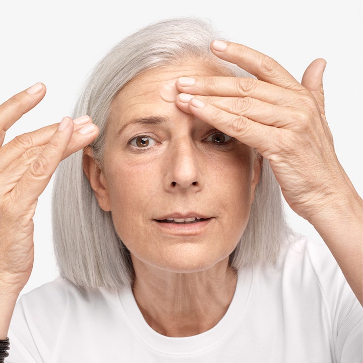 Clinique Smart Clinical Repair Wrinkle Correcting Serum 50 ml rynkekorrigerende serum der påføres i panden.