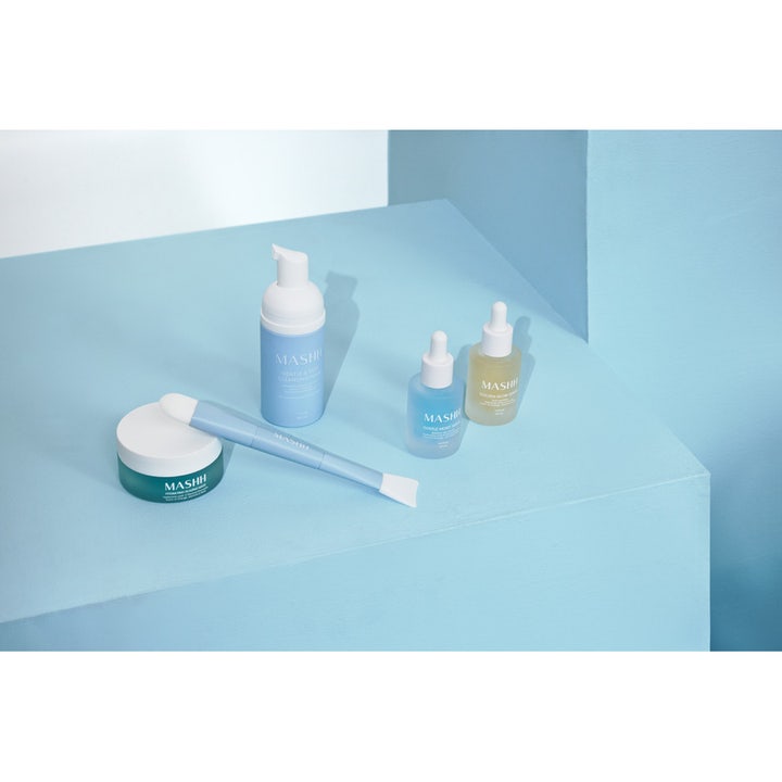 MASHH Gentle & Deep Cleansing Foam 100 ml rengøringsskum i lyseblå flaske der renser huden i dybden på blå baggrund