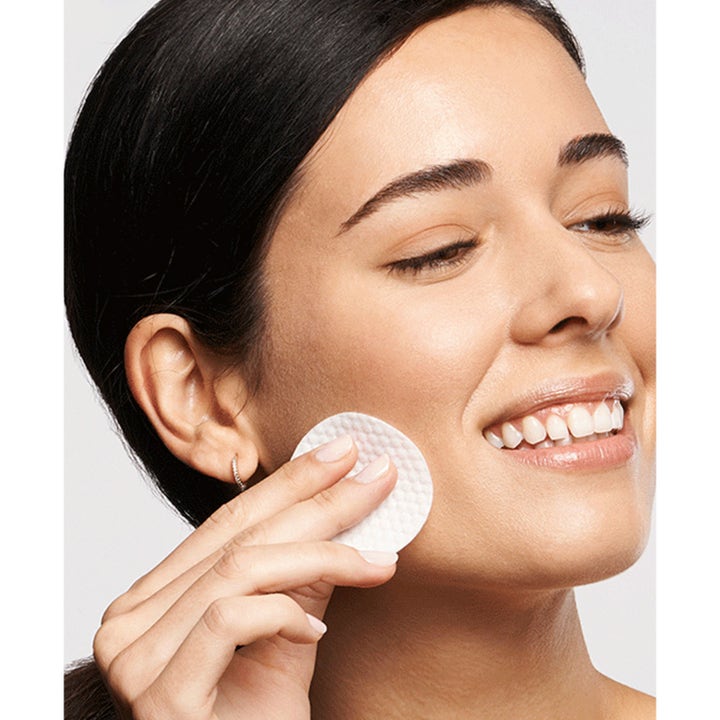 Exuviance Daily Resurfacing Peel 58 ml eksfolierende peeling påføres med vatrondel for jævn hud