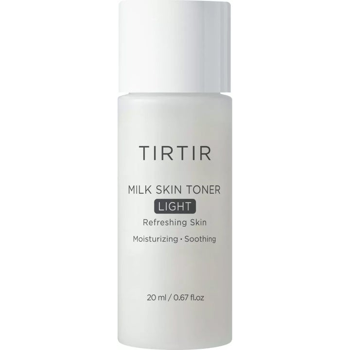 TIRTIR Milk Skin Toner Light 20 ml fugtgivende og beroligende toner i en lille hvid frostet flaske med hvidt låg
