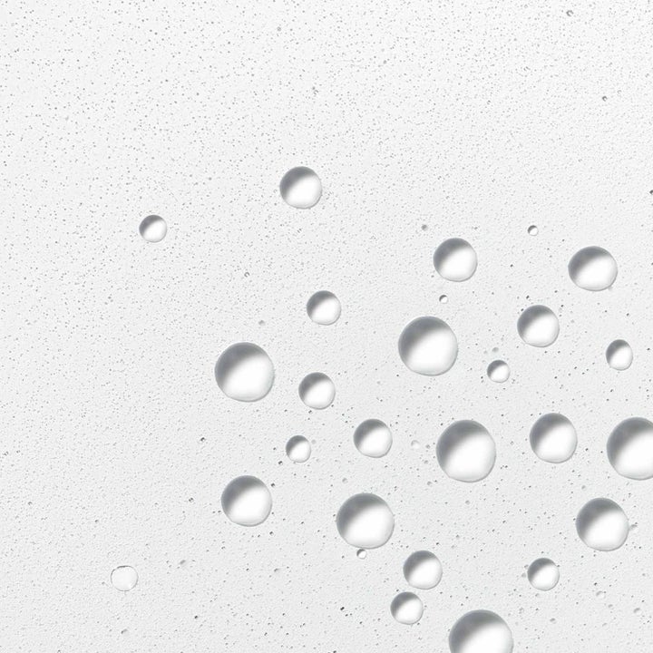 Dermalogica Hyaluronic Ceramide Mist Duo fugtgivende toner viser klare vanddråber på en hvid baggrund