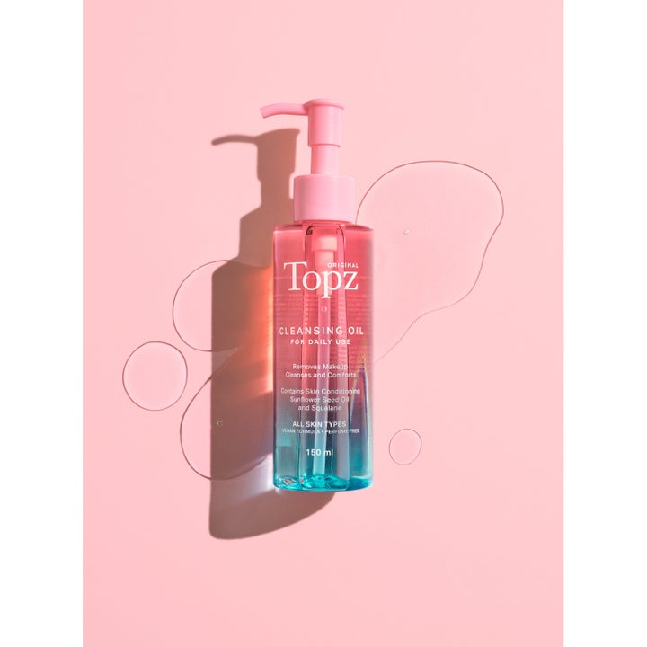 Topz Daily Cleansing Oil 150 ml ansigtsrens fjerner makeup i pink flaske med plejende squalane og oliedråber.