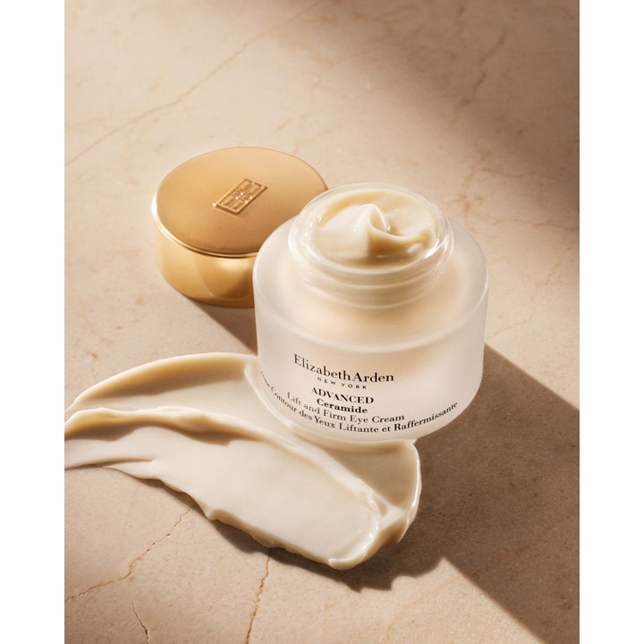 Elizabeth Arden Ceramide Lift & Firm Advanced Eye Cream 15 ml øjencreme i glaskrukke med fyldig tekstur og guldlåg.