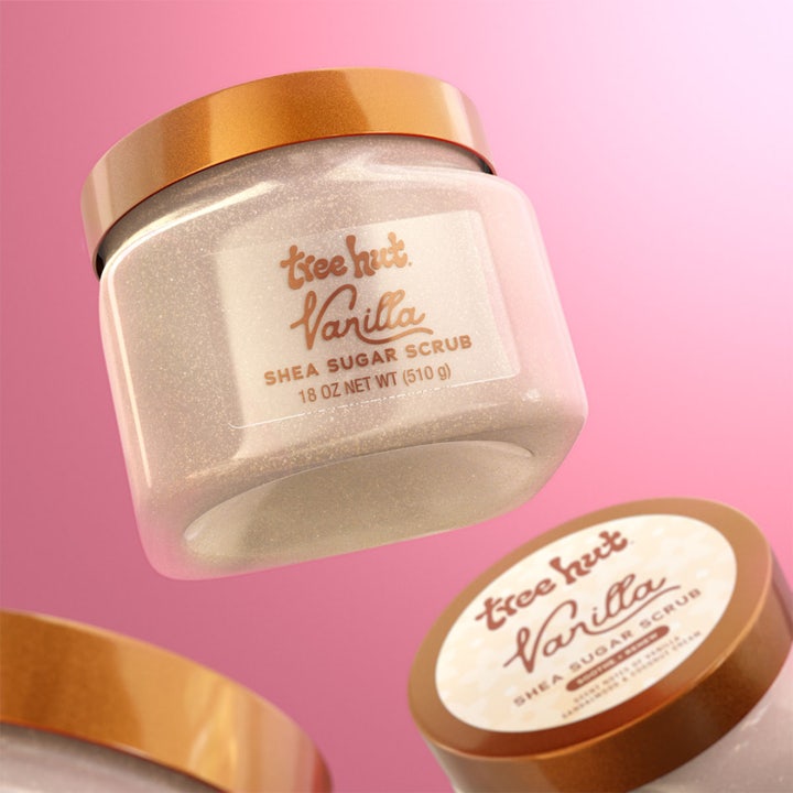 Tree Hut Shea Sugar Scrub Vanilla 510 g eksfolierende kropsskrub i klar krukke med bronzelåg og glitrende indhold