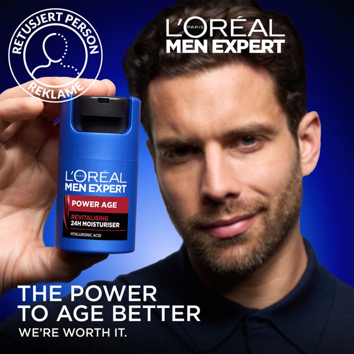L'Oréal Paris Men Expert Power Age 50 ml fugtgivende ansigtscreme med hyaluronsyre holdt af en mand.