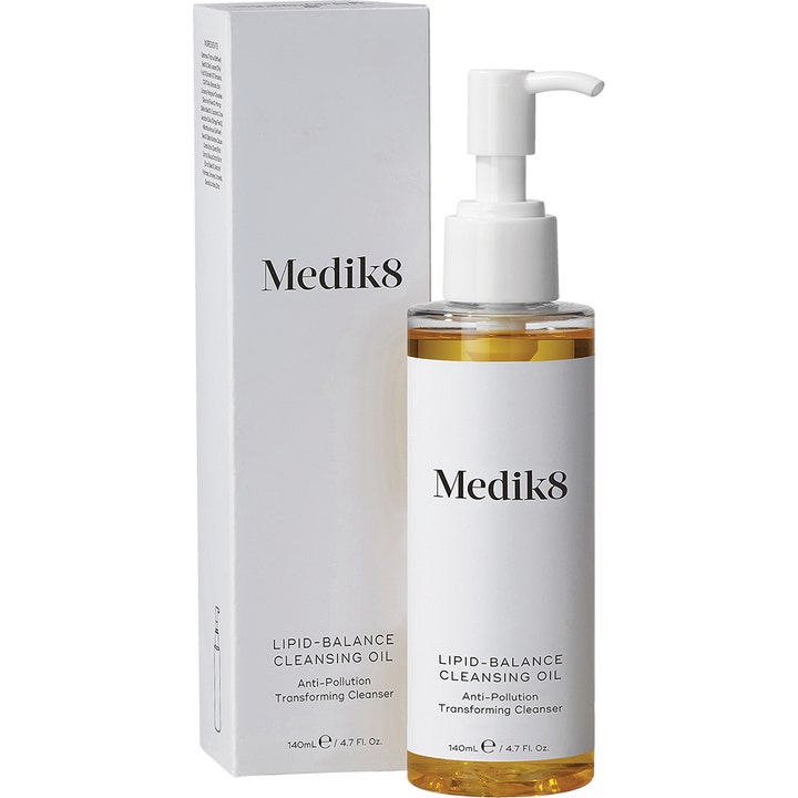 Medik8 Lipid-Balance Cleansing Oil 140 ml anti-pollution ansigtsrens i klar pumpeflaske med gylden olie.