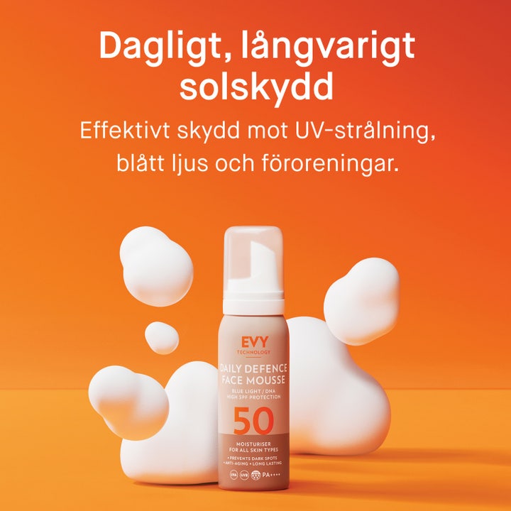 EVY Technology Daily Defence Face Mousse 75 ml svedresistent solbeskyttelse viser en løbende kvinde i solen