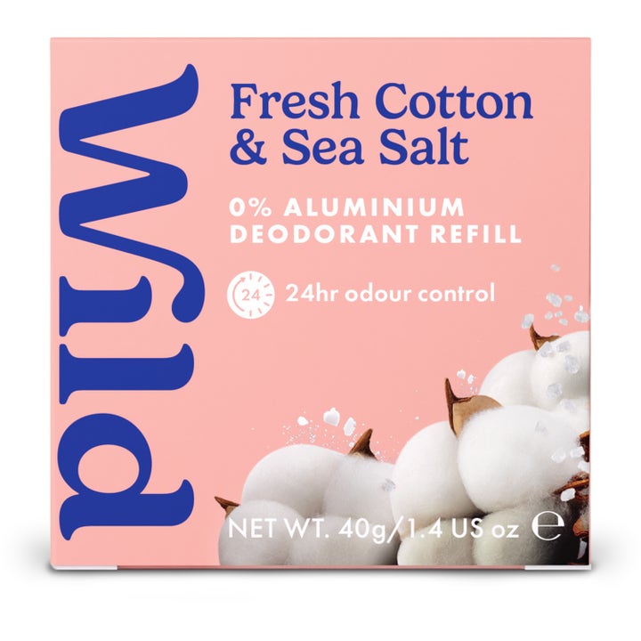 Wild Deo Fresh Cotton & Sea Salt Refill 40 g i en lyserød papæske med bomuldsblomster og havsalt