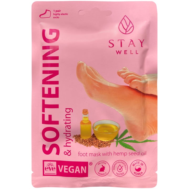 Stay Well Softening &amp; Hydrating Foot Mask 1 par blødgørende fodmaske i lyserød pose med hampolie og fødder.