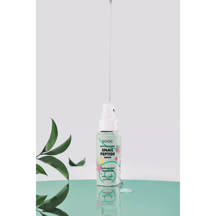 SOQU Snail Peptide Serum 50 ml i lysegrøn pumpeflaske med hyaluronsyre og dråbe af snigelslim