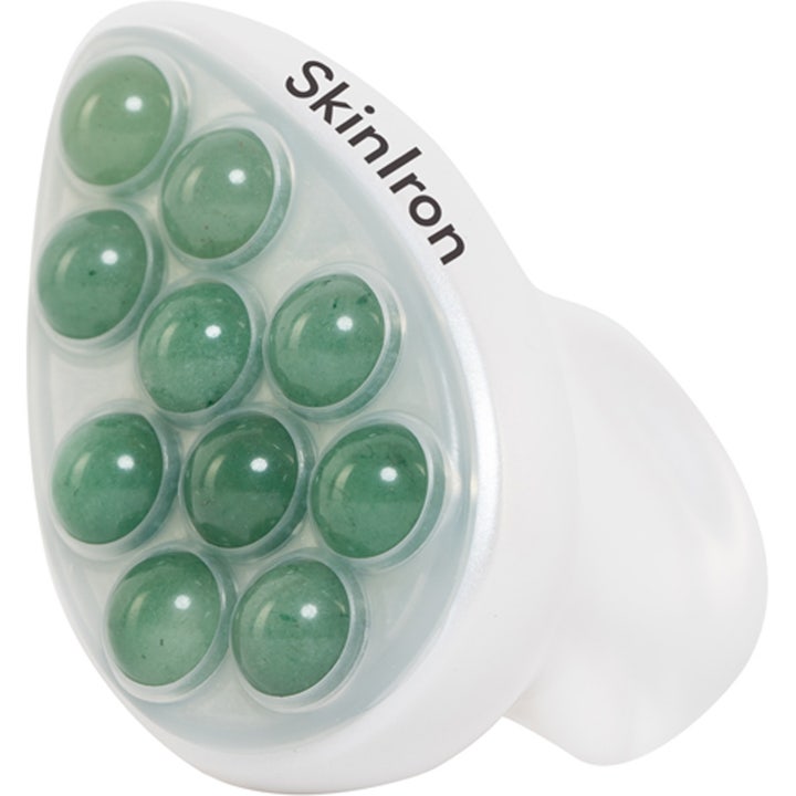 Skiniron Jade Roller kropsmassageværktøj i hvid plast med grønne jadesten der giver afslappende massage