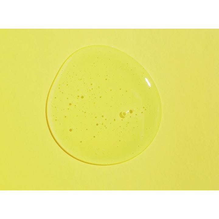 COSRX Low pH Good Morning Gel Cleanser 150 ml ansigtsrens har en klar geltekstur med små bobler på gul baggrund