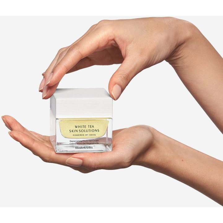 Elizabeth Arden White Tea Micro-gel Cream 50 ml i klar glasburk som holdes mellem to hænder
