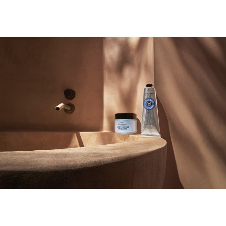 L'Occitane Shea Butter Ultra Rich Body Cream 200 ml i glaskrukke ved et badekar skaber intens fugt