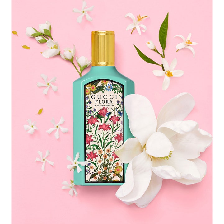 Gucci Flora Gorgeous Jasmine Eau de Parfum 100 ml dameparfume i turkis flaske omgivet af hvide blomster