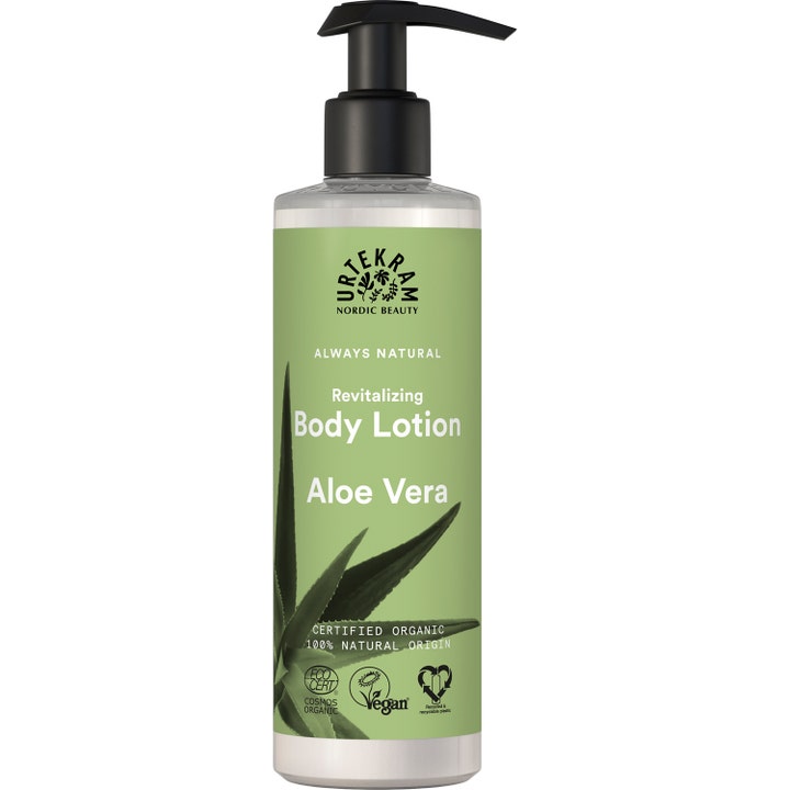 Urtekram Revitalizing Body Lotion Aloe Vera fugtgivende bodylotion i klar pumpeflaske med grøn etiket og aloe-blade.