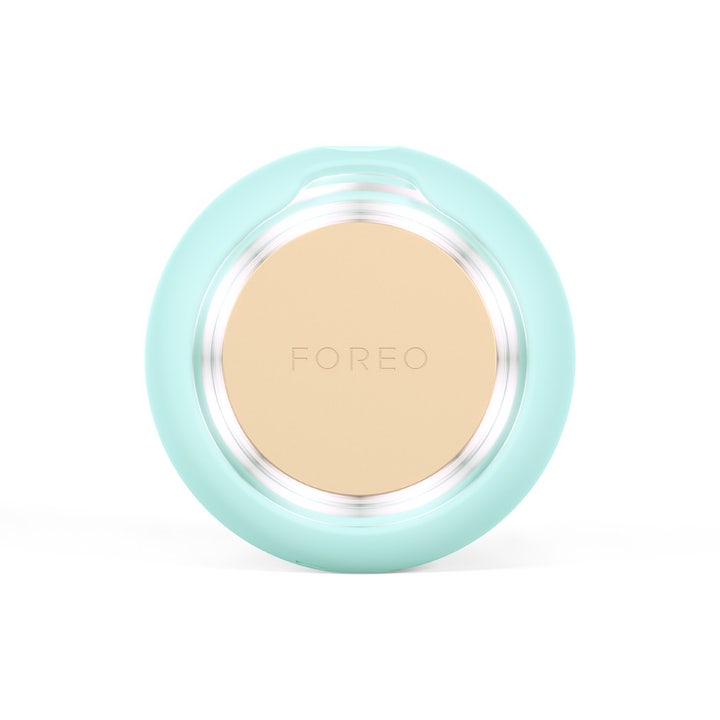 FOREO UFO 3 mini Arctic Blue 1 stk. fugtgivende beauty tech-enhed i lyseblå silikone med en rund guldfarvet metalplade