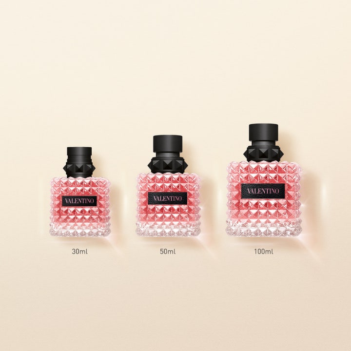 Valentino Born in Roma Donna Eau de Parfum 100 ml dameparfume omgivet af hvide blomster og vaniljestænger