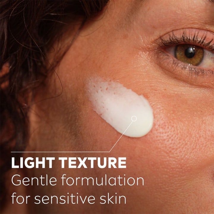 NIVEA Q10 Anti-Wrinkle Sensitive Soothing Day Cream 50 ml i hvid krukke ved siden af lilla blomster