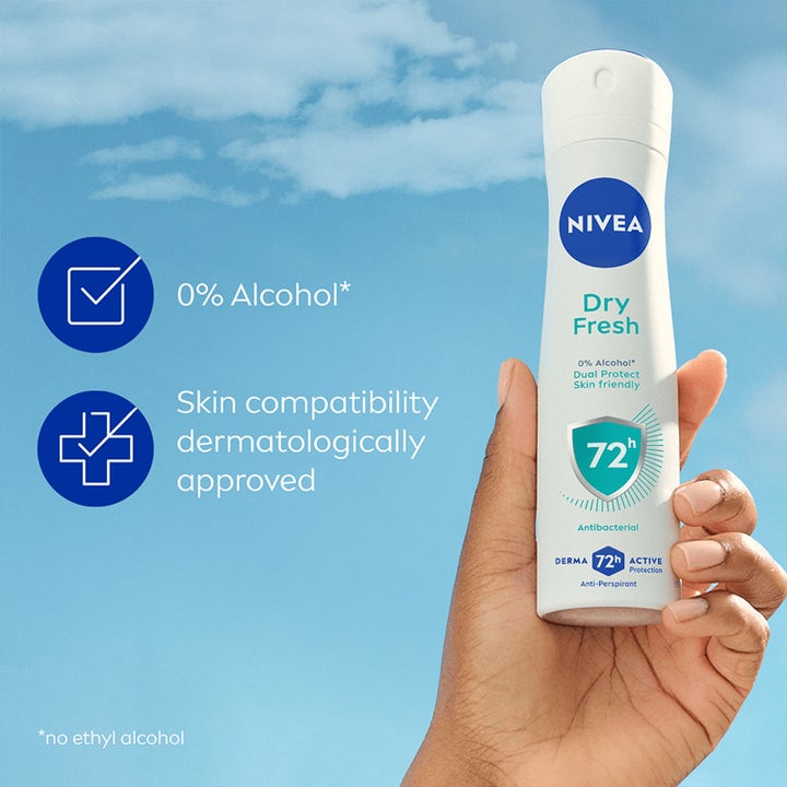 NIVEA Dry Fresh Deospray 150 ml antiperspirant giver 72 timers beskyttelse i hvid sprayflaske mod en blå himmel.