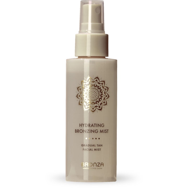 Bronza Hydrating Bronzing Mist 100 ml fugtgivende selvbruner i beige sprayflaske med guldlogo og gennemsigtigt låg