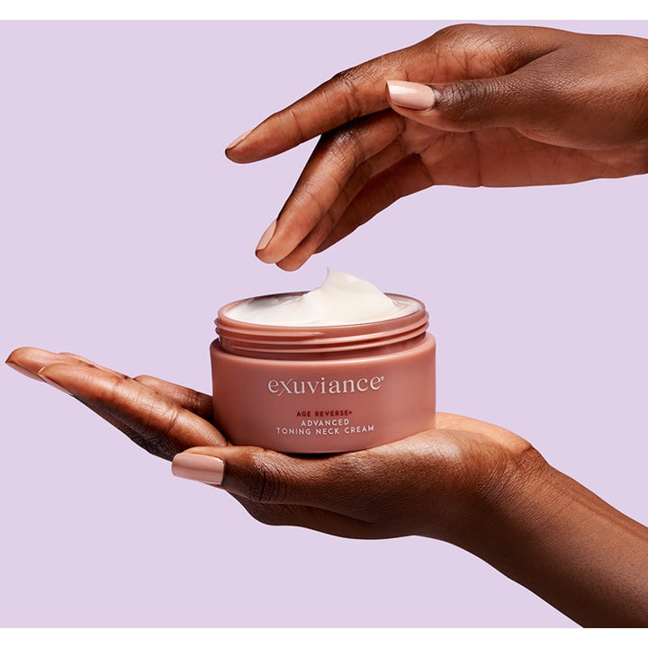 Exuviance Age Reverse Toning Neck Cream 125 g opstrammende halscreme i krukke holdt af hænder