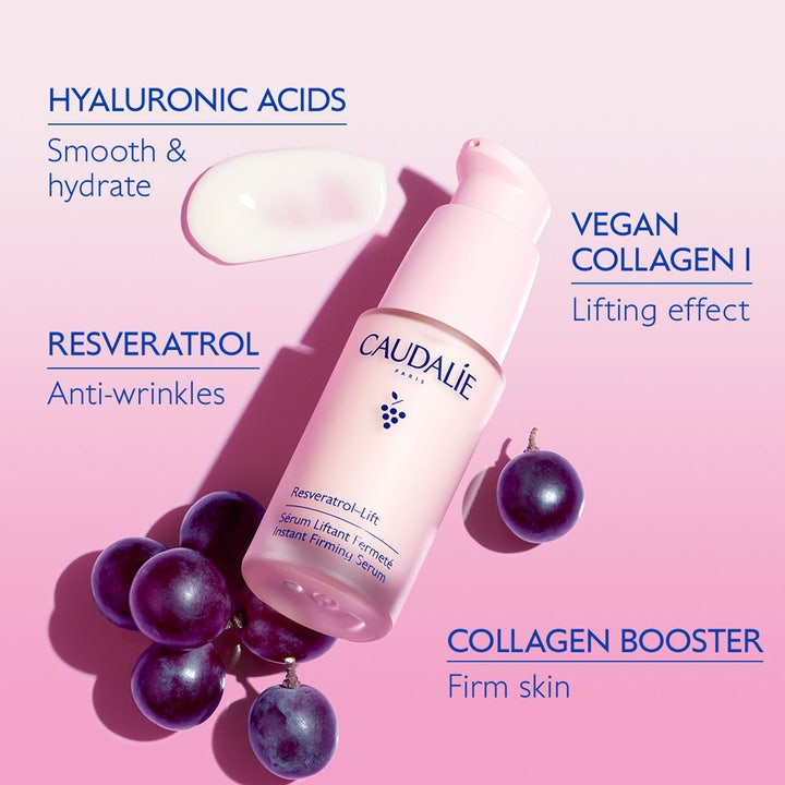 Caudalie Resveratrol-Lift Instant Firming Serum 30 ml med vegansk kollagen og hyaluronsyre omgivet af druer