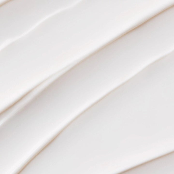 Dermalogica Prisma Protect SPF30 Duo fugtgivende dagcreme i en blød hvid cremetekstur med rillede strøg.