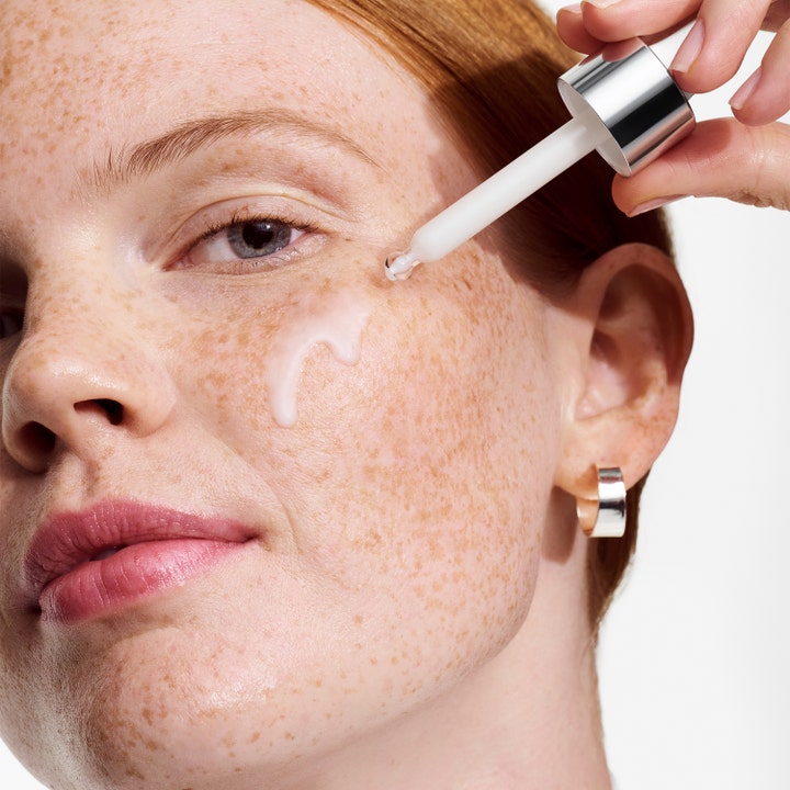 Clinique Moisture Surge Active Glow Serum 50 ml fugtgivende serum påføres med pipette på hud med fregner for glød