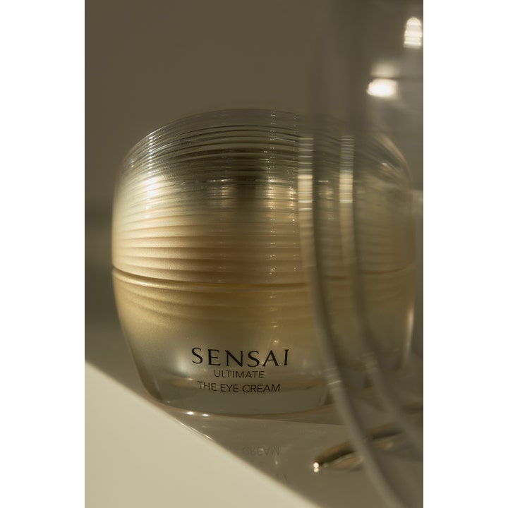 Sensai Ultimate The Eye Cream 15 ml plejende øjencreme i en elegant guldtonet glaskrukke med riller