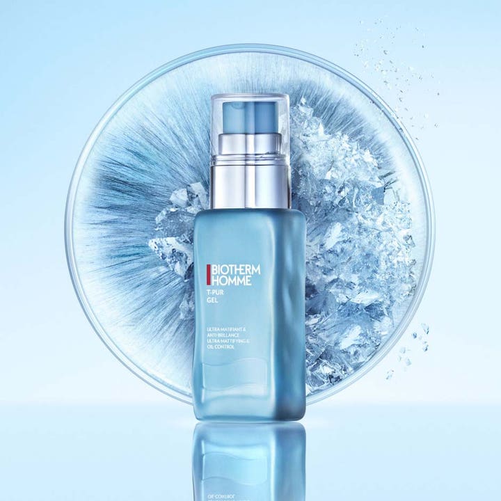 Biotherm T-Pur Anti Oil & Shine Gel 50 ml matterende ansigtsgel i blå pumpeflaske med en kølig isbaggrund.