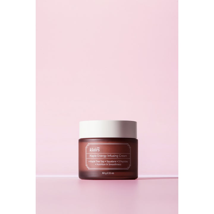 Klairs Maple Energy Infusing Cream 60 g nærende dagcreme i en brun glasburk med hvidt låg mod pink baggrund