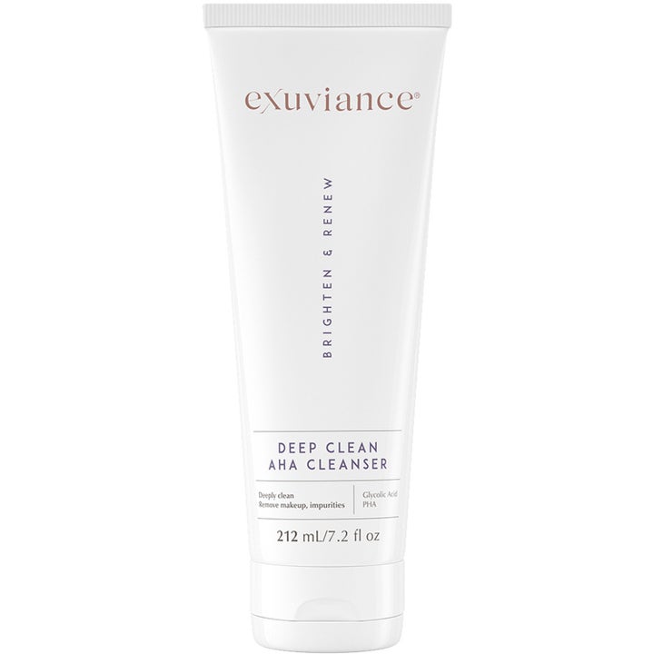 Exuviance Deep Clean AHA Cleanser 212 ml eksfolierende rens giver fornyet glød i en hvid tube med detaljer i bronze.
