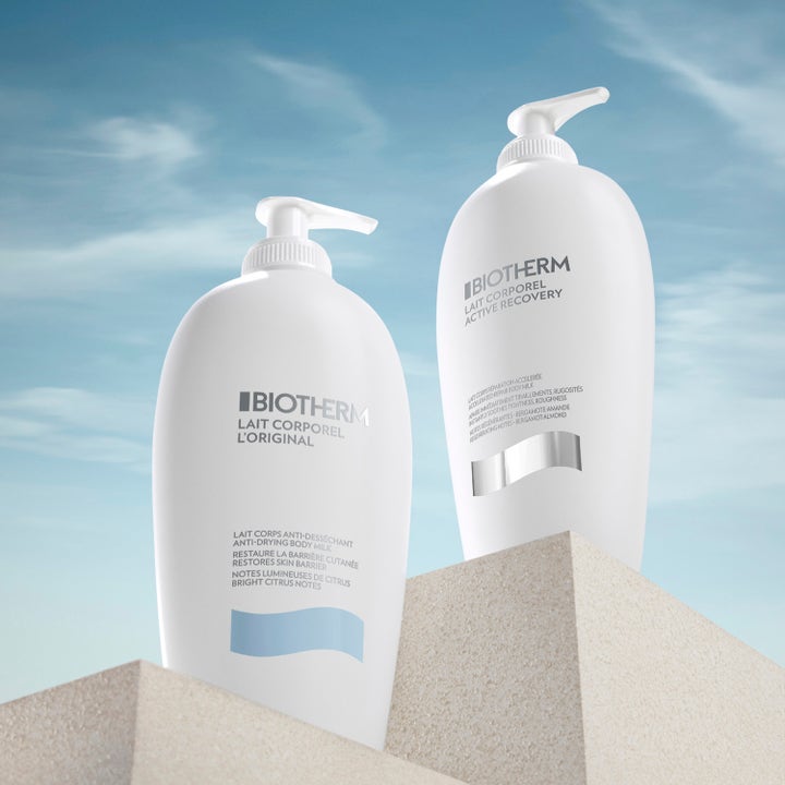 Biotherm Lait Corporel Active Recovery 400 ml fugtgivende bodylotion i hvide pumpeflasker på sten mod blå himmel