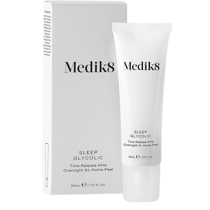 Medik8 Sleep Glycolic 30 ml eksfolierende natpeeling i hvid tube og æske giver fornyet glød