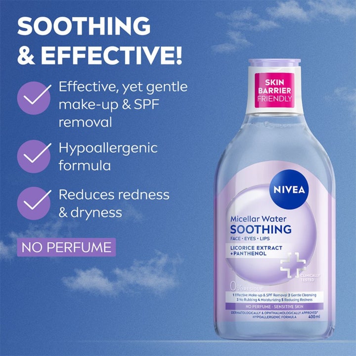 NIVEA Micellar Water Soothing 400 ml beroligende ansigtsrens fjerner SPF og makeup vist mod en klar blå himmel