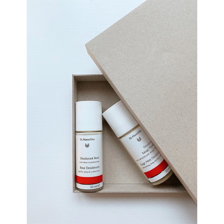 Dr. Hauschka Sage Deodorant 50 ml forfriskende kropspleje i glasflaske med hvidt låg i en gaveæske af pap