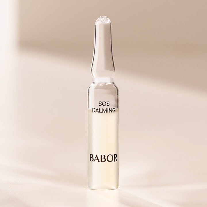 Babor Ampoule SOS Calming 14 ml beroligende ansigtsserum i en gennemsigtig glasampul med sort tekst