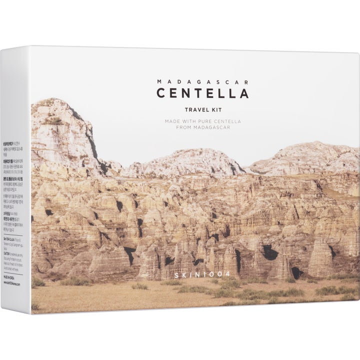 SKIN1004 Madagascar Centella Travel Kit beroligende hudplejesæt i hvid æske med motiv af et klippelandskab