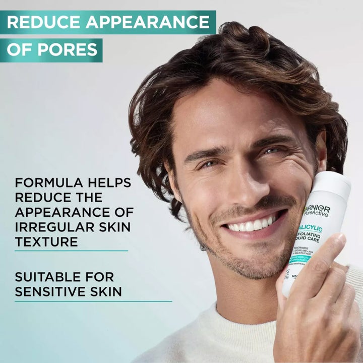 Garnier PureActive Salicylic Exfoliating Liquid Care 120 ml ansigtspleje vist med smilende mand