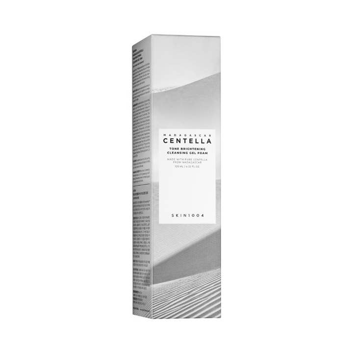 SKIN1004 Madagascar Centella Tone Brightening Cleansing Gel Foam 125 ml i hvid og grå papiremballage