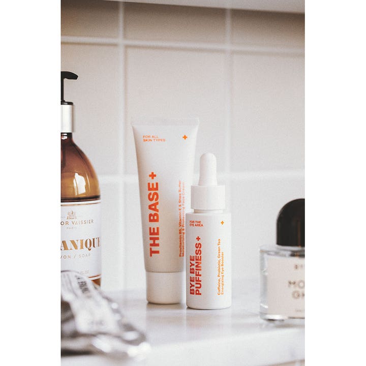 Swiss Clinic Bye Bye Puffiness+ 30 ml øjencreme mod hævelser i hvid flaske med pipette i et badeværelse
