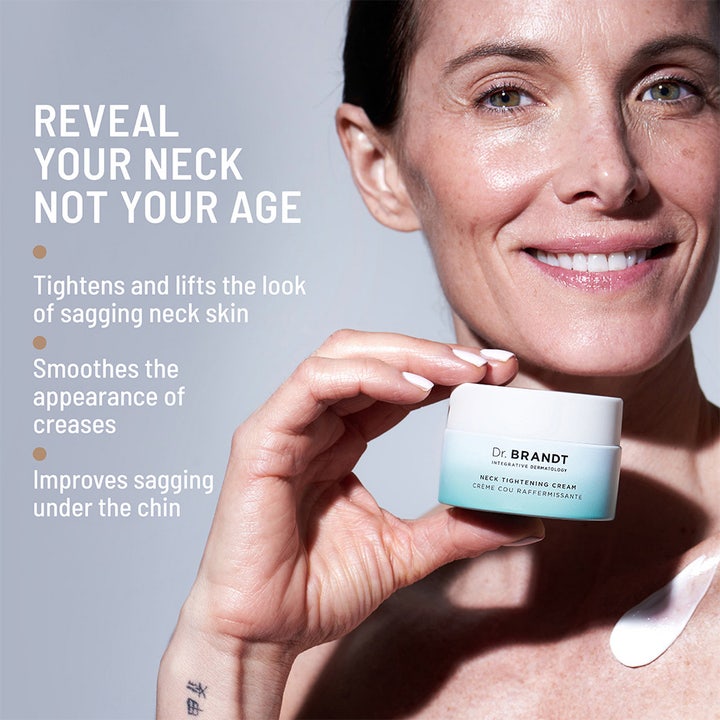 Dr Brandt Neck Tightening Cream 50 g opstrammende halscreme i krukke holdt af smilende kvinde med creme på huden
