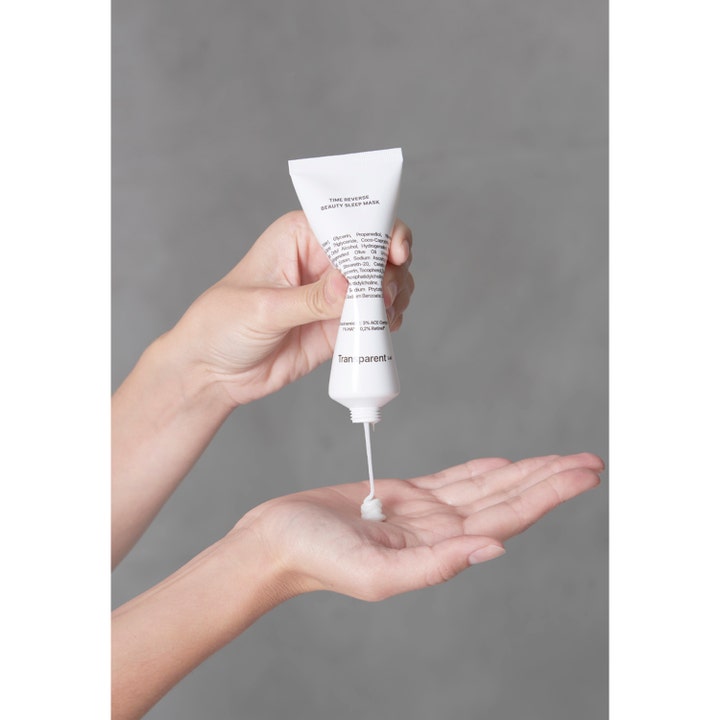 Niche Beauty Lab Transparent Lab Time Reverse Beauty Sleep Mask 75 ml nattmask i hvid tube trykkes ud i en hånd