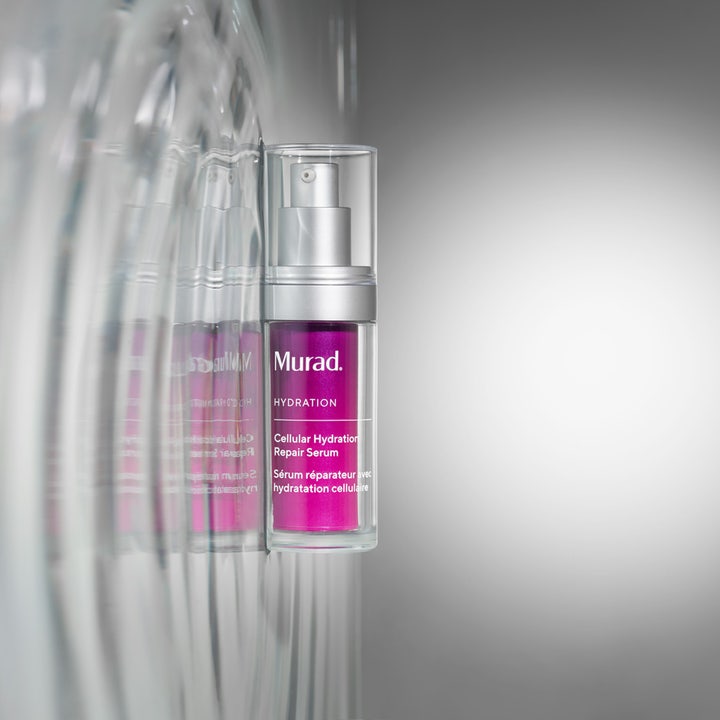 Murad Cellular Hydration Repair Serum 30 ml fugtgivende serum i lilla flaske mod en spejlende baggrund