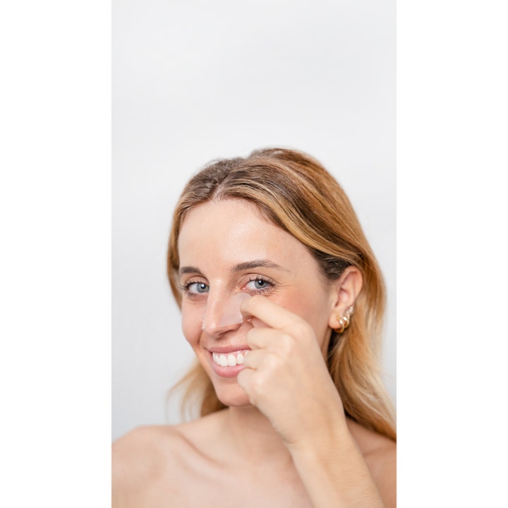 Niche Beauty Lab Acnemy Zitproof Nose 10 stk acne patches vist på en kvinde der påfører plasteret på næsen