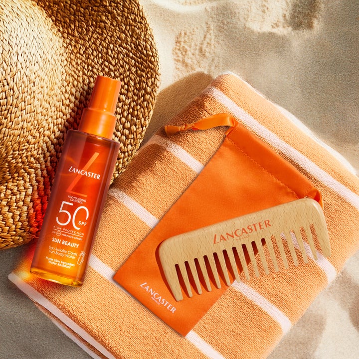 Lancaster Sun Beauty Body Sun Protective Water SPF50 150 ml solcreme på strandhåndklæde med kam