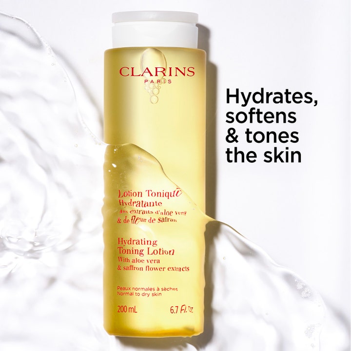 Clarins Hydrating Toning Lotion 200 ml fugtgivende skintonic i gul flaske omgivet af friskt vandstænk