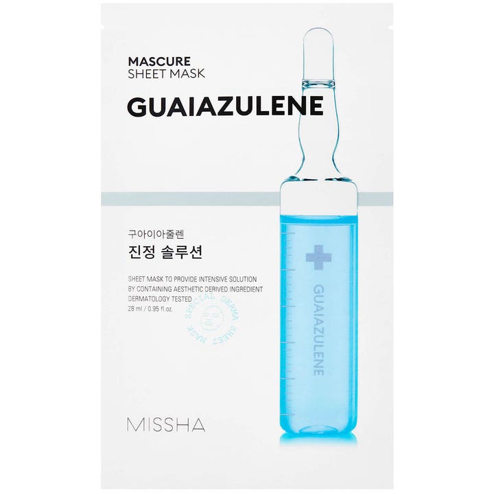 Missha Mascure Sheet Mask Guaiazulene 28 ml beroligende ansigtsmaske i hvid emballage med en blå ampul